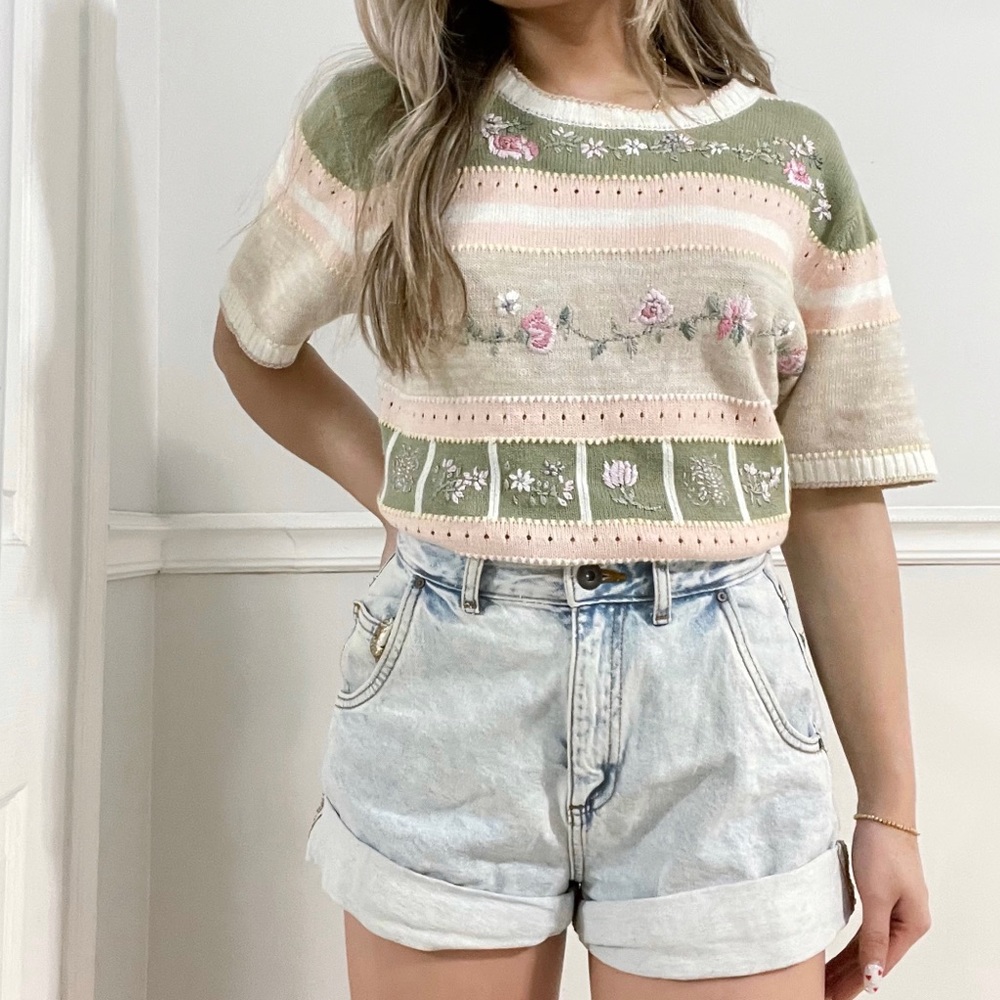 VTG • grandmacore embroidered floral top